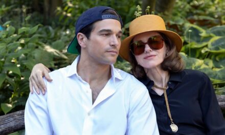 Les téléspectateurs de Disney+ regardent en frénésie le drame « sensationnel » Love Story : John F. Kennedy Jr. et Carolyn Bessette