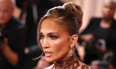 Jennifer Lopez, 56 ans, présente des abdominaux sculptés dans un selfie torride au gymnase