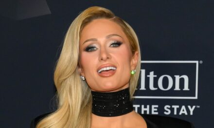 Paris Hilton en bikini célèbre son 45e anniversaire sur de superbes photos en bord de plage