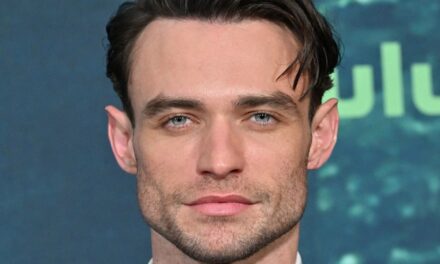 Qui est Dove Cameron, l&rsquo;ex-petite amie de la star de Paradise, Thomas Doherty ? Leur relation expliquée