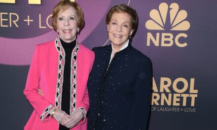 Carol Burnett révèle les « sales limericks » que Julie Andrews lui envoyait
