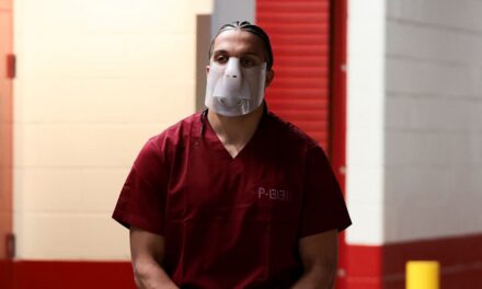 La star des Patriots, Mack Hollins, arrive menottée au Super Bowl 2026 – découvrez toutes ses tenues d&rsquo;avant-match les plus folles