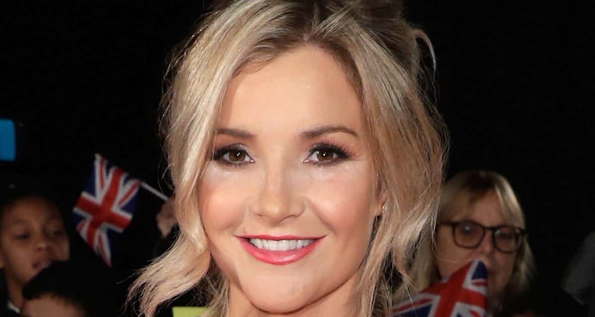 Helen Skelton fait tourner les têtes avec une robe en jean moulante et des talons vertigineux