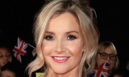 Helen Skelton fait tourner les têtes avec une robe en jean moulante et des talons vertigineux