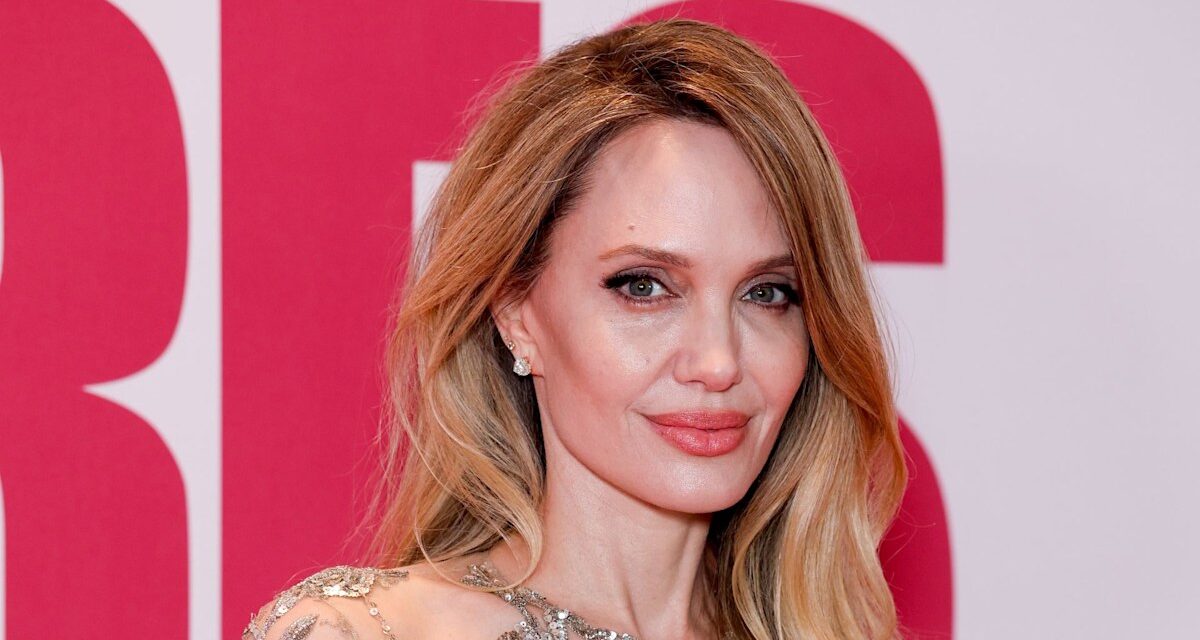 Angelina Jolie se dévoile dans une audacieuse robe « nue » lors de la première à Paris
