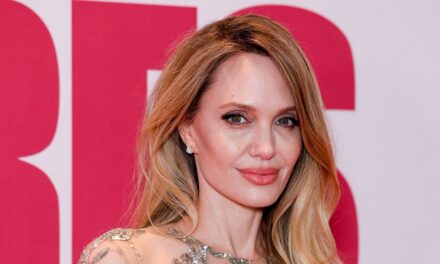 Angelina Jolie se dévoile dans une audacieuse robe « nue » lors de la première à Paris