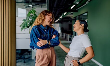 Vous vous sentez épuisé par des bavardages ? Un psychologue révèle ce qu&rsquo;il dit de vous