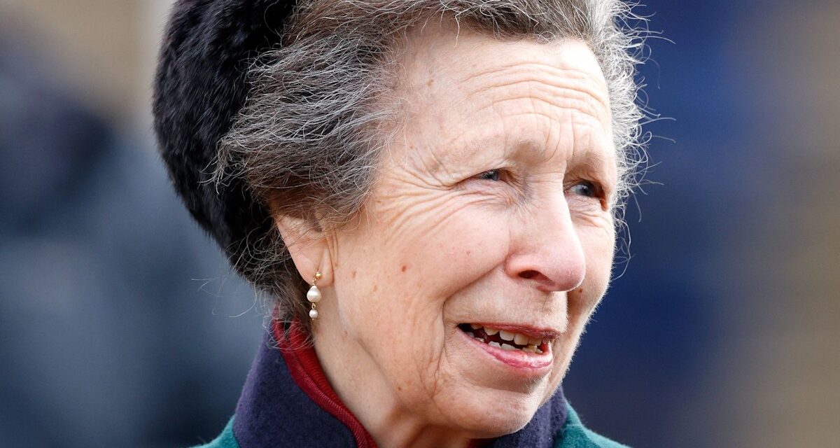 La princesse Anne change la donne en portant des lunettes enveloppantes et des jeans skinny