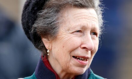 La princesse Anne change la donne en portant des lunettes enveloppantes et des jeans skinny