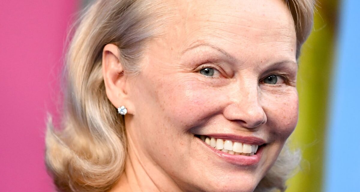 Pamela Anderson défie l&rsquo;interdiction de maquillage qu&rsquo;elle s&rsquo;est imposée avec un crayon à lèvres des années 90