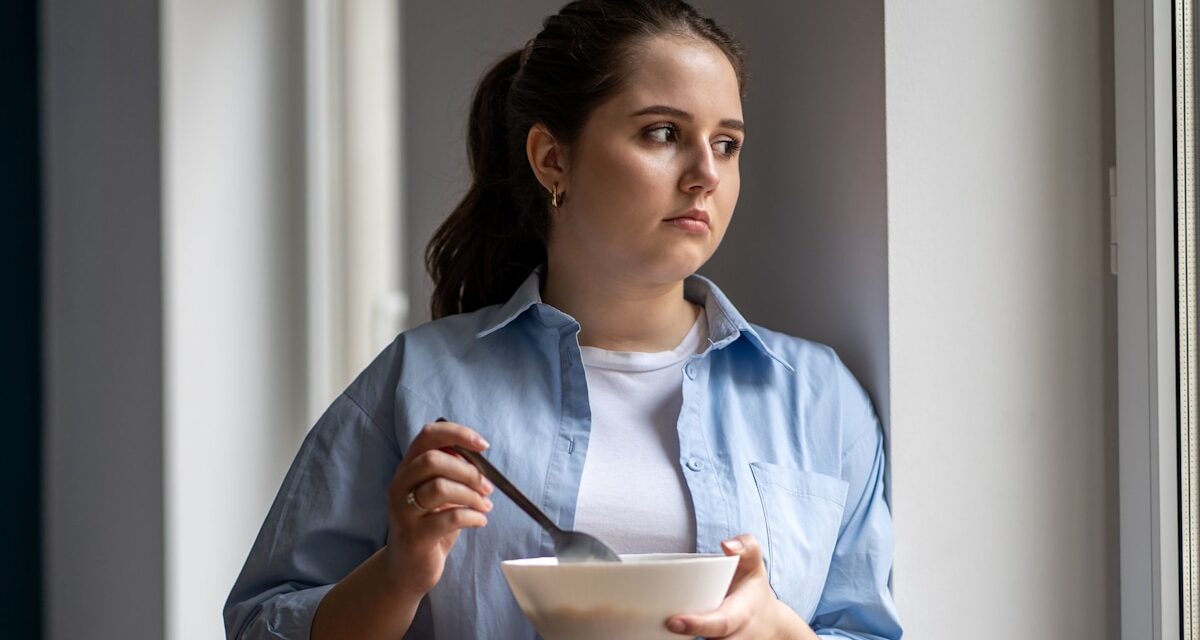 Qu’est-ce que la faim émotionnelle ? Un expert en anxiété alimentaire explique comment arrêter de « manger ses sentiments »