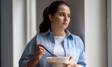 Qu’est-ce que la faim émotionnelle ? Un expert en anxiété alimentaire explique comment arrêter de « manger ses sentiments »