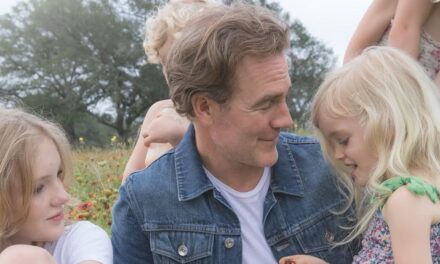 James Van Der Beek et sa femme avaient « peu ou rien » avant sa mort alors qu&rsquo;un ami de la famille partage un aperçu de leur vie