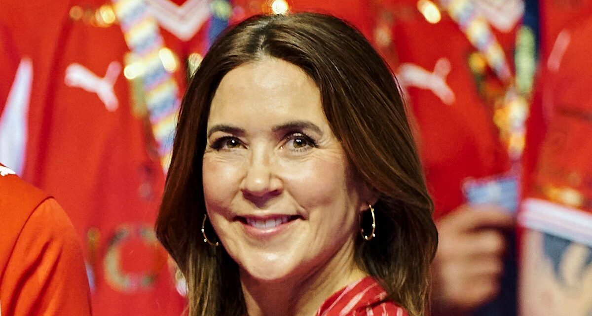 La reine Mary subit une transformation preppy dans des lunettes de lecture Gucci à 200 £