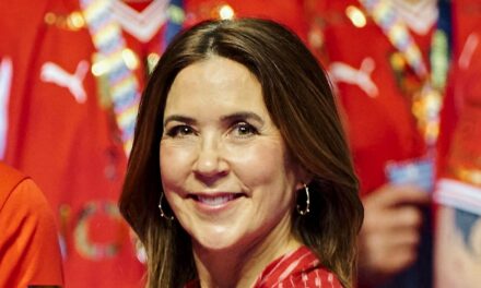 La reine Mary subit une transformation preppy dans des lunettes de lecture Gucci à 200 £