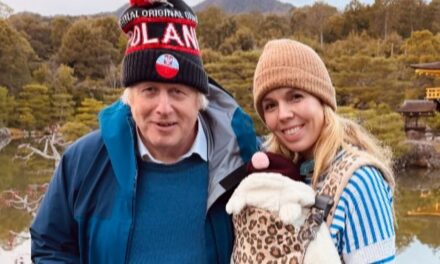 Carrie Johnson est la maman délicieuse par excellence en jean moulant pour une sortie avec sa petite fille Poppy