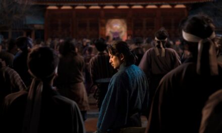 Le drame historique en 6 parties de Netflix obtient une note de 100 % Rotten Tomatoes alors que les fans le saluent comme « l&rsquo;un des meilleurs spectacles de l&rsquo;année ».