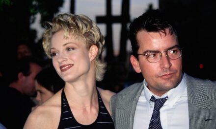 Où est Teri Polo, la co-star de Charlie Sheen dans The Arrival, 30 ans après la sortie du film