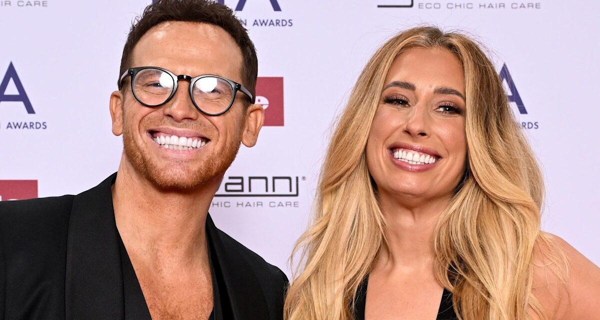 Le mari de Stacey Solomon, Joe Swash, obligé de poser sur la pointe des pieds aux côtés de l&rsquo;imposant beau-fils Zach, 17 ans