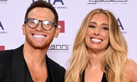 Le mari de Stacey Solomon, Joe Swash, obligé de poser sur la pointe des pieds aux côtés de l&rsquo;imposant beau-fils Zach, 17 ans