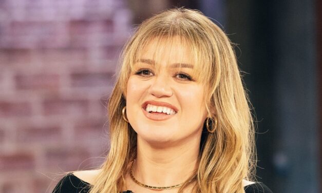 Kelly Clarkson taquine son retour à la télévision tout en annonçant l&rsquo;heure d&rsquo;un talk-show