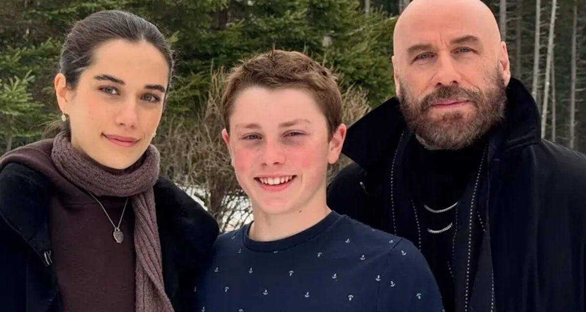 Benjamin, le fils de John Travolta, le domine sur une nouvelle photo avec sa sœur Ella