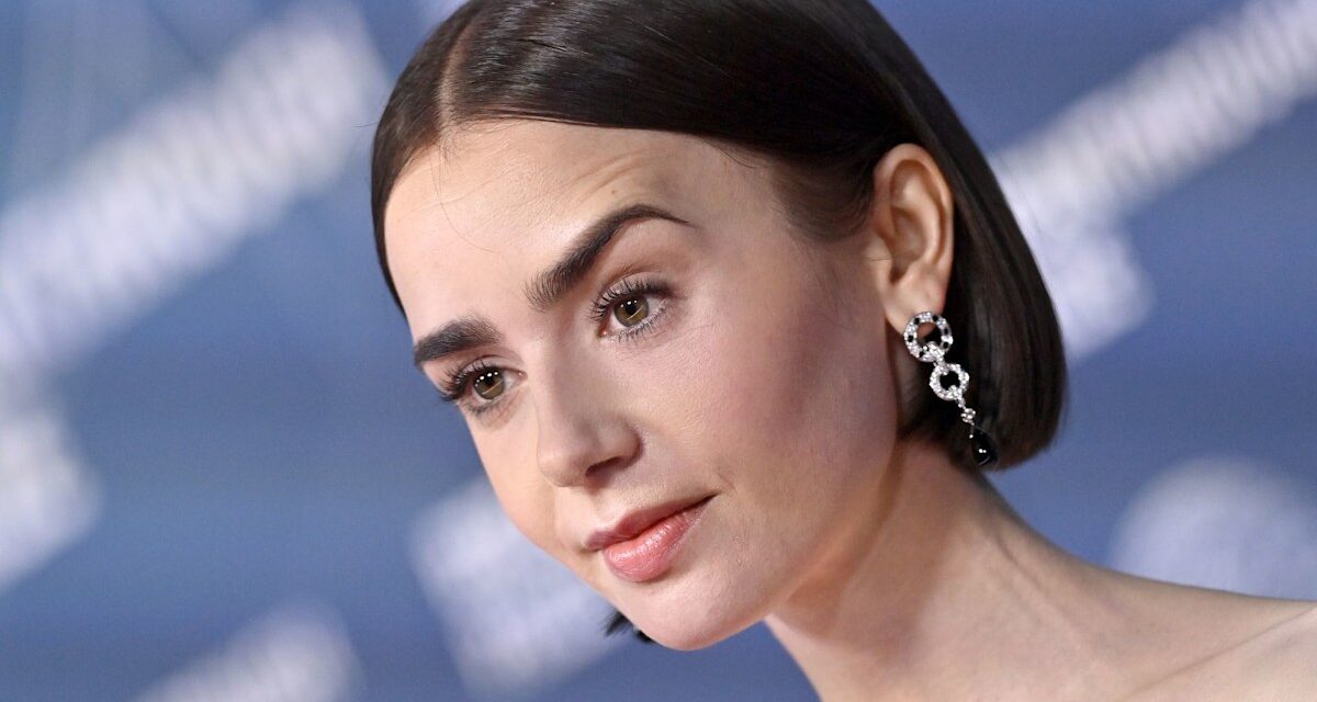Lily Collins étourdit dans son crop top corail plongeant à la Fashion Week de New York