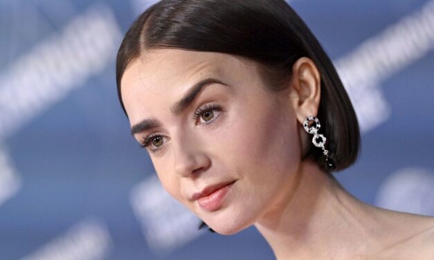 Lily Collins étourdit dans son crop top corail plongeant à la Fashion Week de New York