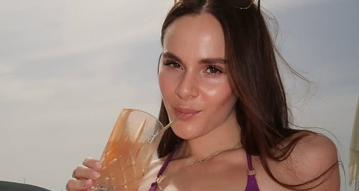 Holly Ramsay, jeune mariée, est une déesse dorée en petit bikini pendant sa lune de miel avec Adam Peaty