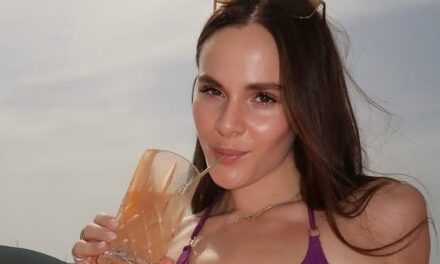 Holly Ramsay, jeune mariée, est une déesse dorée en petit bikini pendant sa lune de miel avec Adam Peaty