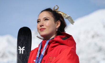 L&rsquo;olympienne Eileen Gu révèle des nouvelles déchirantes pour sa famille après une médaille d&rsquo;or record