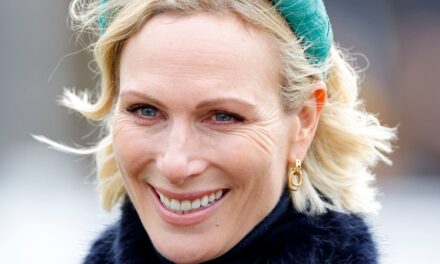 Zara Tindall fait tourner les têtes dans une robe midi découpée au laser en Arabie Saoudite