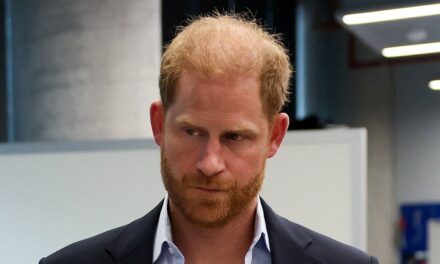 Le prince Harry semble en larmes alors qu&rsquo;il fait une sortie surprise et émouvante