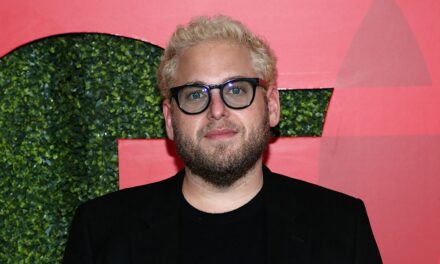 Jonah Hill est méconnaissable alors qu&rsquo;il présente sa plus grande transformation à ce jour au milieu d&rsquo;une perte de poids de 200 livres