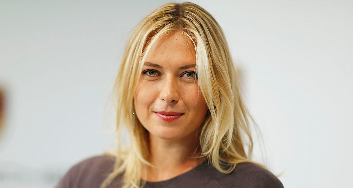 Maria Sharapova étourdit en maillot de bain dos nu pour nager en plein air lors d&rsquo;une escapade hivernale enneigée