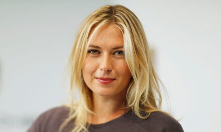 Maria Sharapova étourdit en maillot de bain dos nu pour nager en plein air lors d&rsquo;une escapade hivernale enneigée
