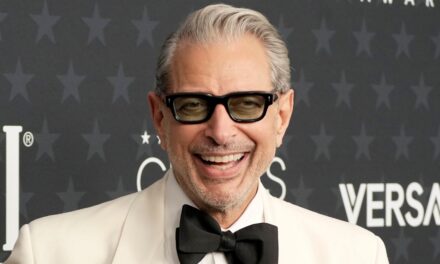 Les fils rarement vus de Jeff Goldblum lui ressemblent lors de la cérémonie d&rsquo;ouverture des Jeux olympiques avec leur père acteur et leur mère olympienne