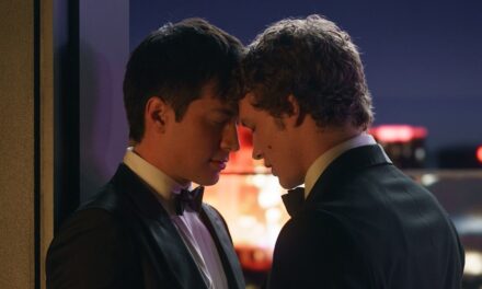 La star de Heated Rivalry confirme un nouveau rôle « bizarre » avec les stars de Matrix et Schitt&rsquo;s Creek