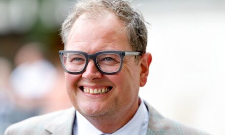 Alan Carr, le gagnant des Celebrity Traitors, investit dans un château écossais de 3,25 millions de livres sterling – et c&rsquo;est exactement comme celui de la série