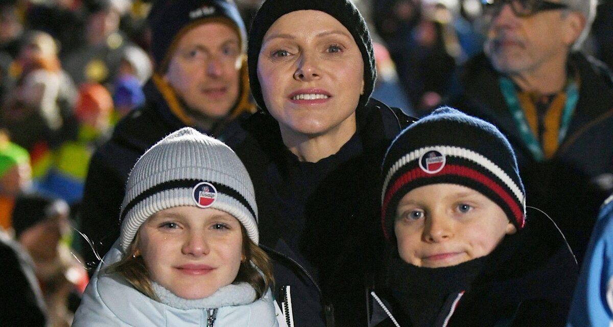 La princesse Charlène et le prince Albert accompagnés de leurs jumeaux pour une sortie sentimentale aux Jeux olympiques d&rsquo;hiver – meilleures photos