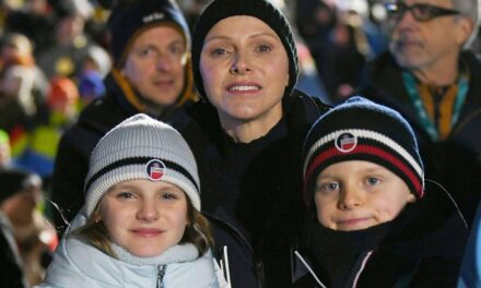 La princesse Charlène et le prince Albert accompagnés de leurs jumeaux pour une sortie sentimentale aux Jeux olympiques d&rsquo;hiver – meilleures photos