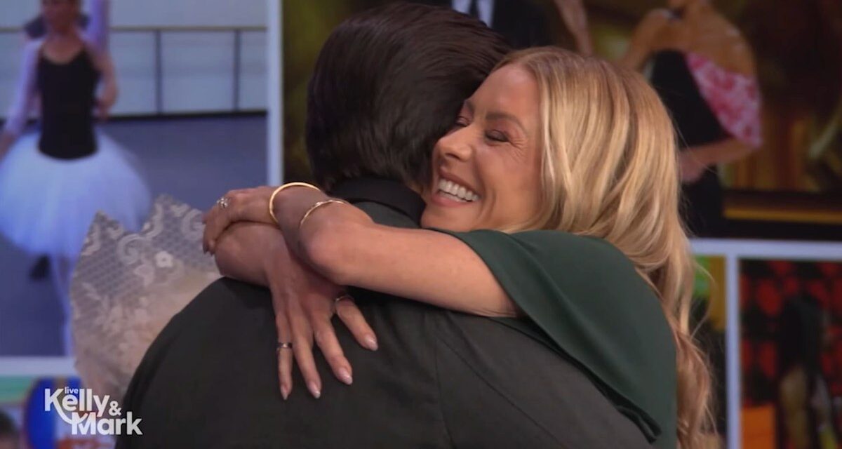 Kelly Ripa en larmes alors qu&rsquo;elle est surprise par ses fils lors d&rsquo;un spécial anniversaire LIVE