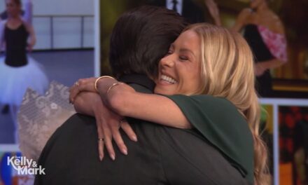 Kelly Ripa en larmes alors qu&rsquo;elle est surprise par ses fils lors d&rsquo;un spécial anniversaire LIVE