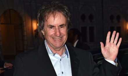 Chris de Burgh, 77 ans, photographié lors d&rsquo;une très rare sortie publique aux côtés de la fille de la reine de beauté