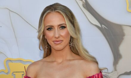 Brittany, l&rsquo;épouse de Patrick Mahomes, étourdit en bikini à peine visible pour le tournage de SI Swimsuit