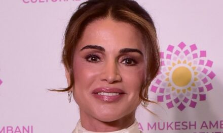 La reine Rania surprend avec un pantalon blanc cintré et un sac Fendi de 2 000 £
