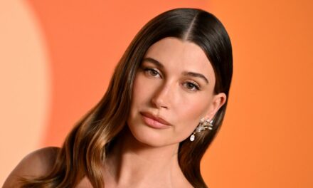 Hailey Bieber étourdit dans un haut dos nu noir lors d&rsquo;une soirée glamour