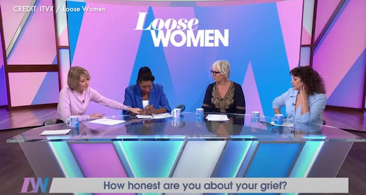 La star de Loose Women retient ses larmes dans un segment émotionnel : « Faisons une pause »