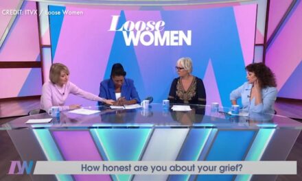La star de Loose Women retient ses larmes dans un segment émotionnel : « Faisons une pause »