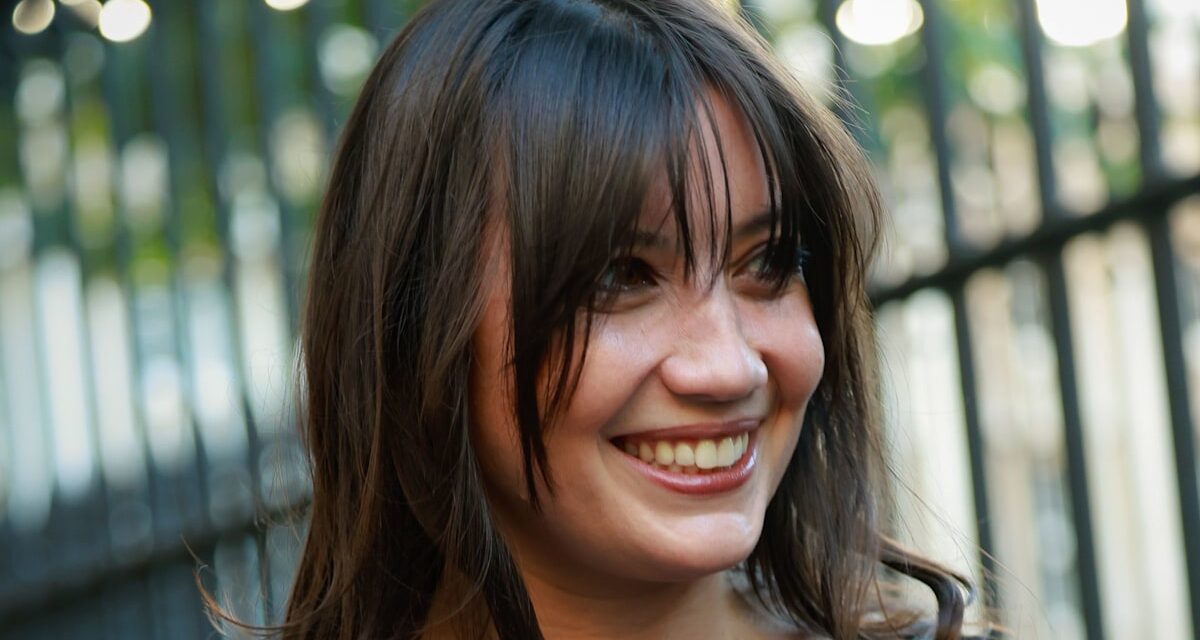 Daisy Lowe fait ses débuts avec un baby bump en maillot de bain alors qu&rsquo;elle annonce sa deuxième grossesse